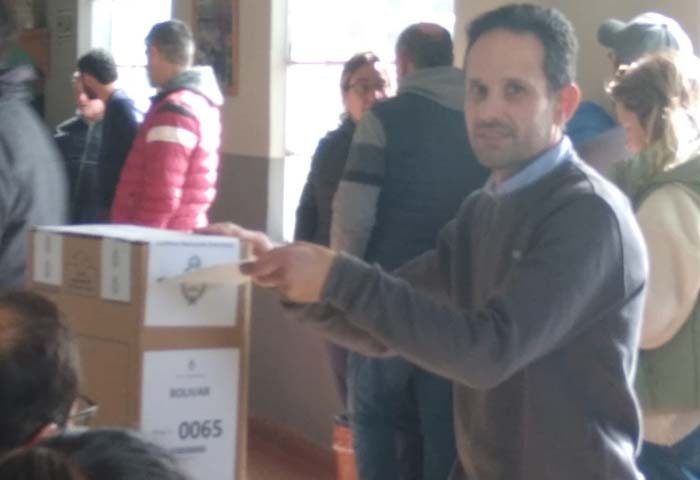Florencio Sáez votó en el Colegio Cervantes