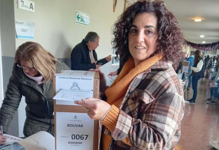 Rosana Sánchez votó en el Colegio Cervantes