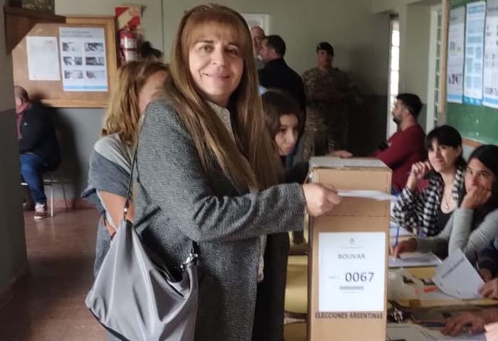 Sandra Santos votó en el Colegio Cervantes