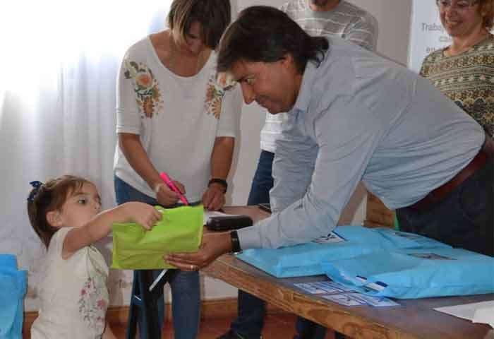 Acerbo entregó kits escolares en las localidades