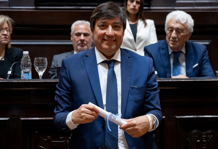 Acerbo recibió su diploma en la Legislatura