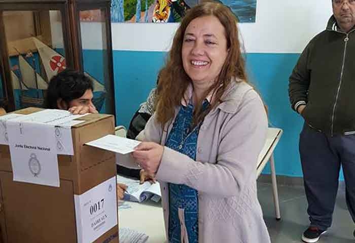 Adriana Juárez votó en la Escuela Técnica