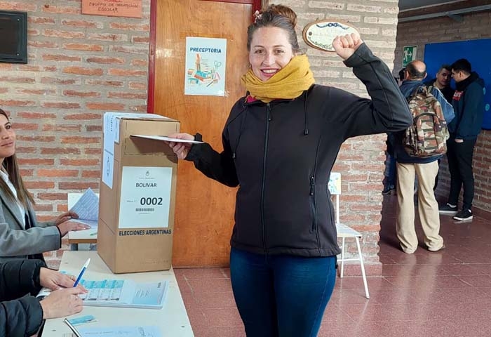 Antonella Alesandrelli votó en el CEC N° 801