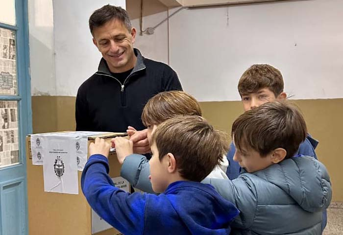 Bali Bucca votó en la Escuela N° 2