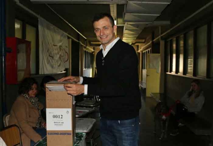 Bali votó en el ex Colegio Nacional