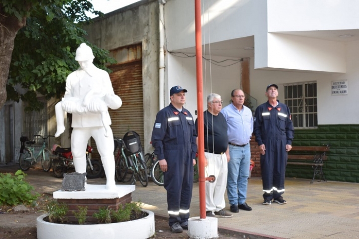 Capra acompañó a Bomberos en su aniversario