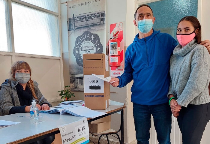 Carballo Laveglia votó en la Escuela N° 51