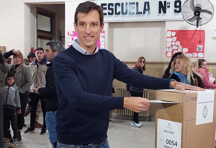 César Pacho votó en la Escuela N° 9