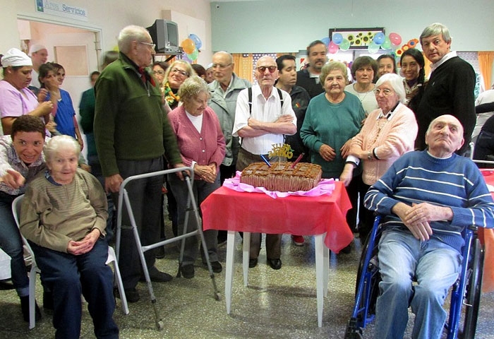 Cortés acompañó a los abuelos en el Hogar San José