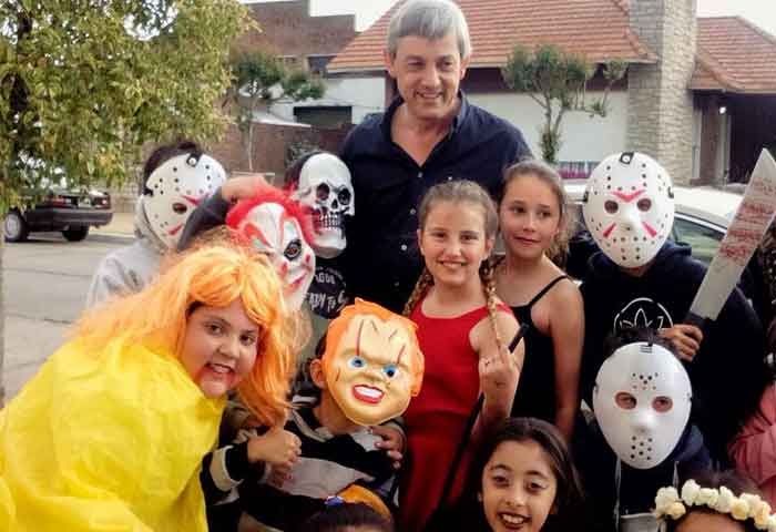 Cortés saludó a pequeños en Halloween