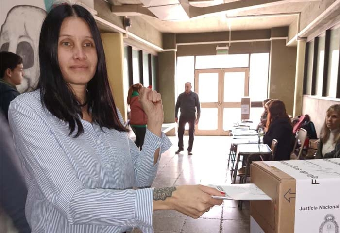 Daniela Berdesegar votó en el Colegio Nacional