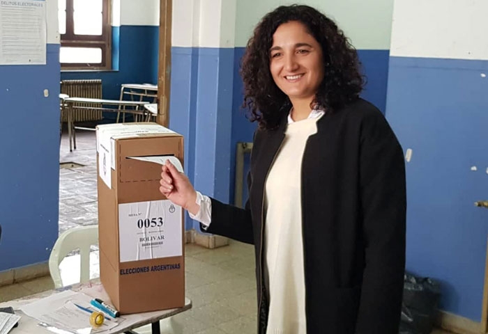 Emilia Palomino votó en la Escuela 9
