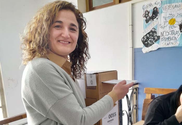 Emilia Palomino votó en la Escuela N° 9