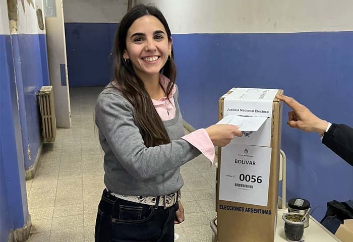 Emilia Pato votó en la Escuela N° 9