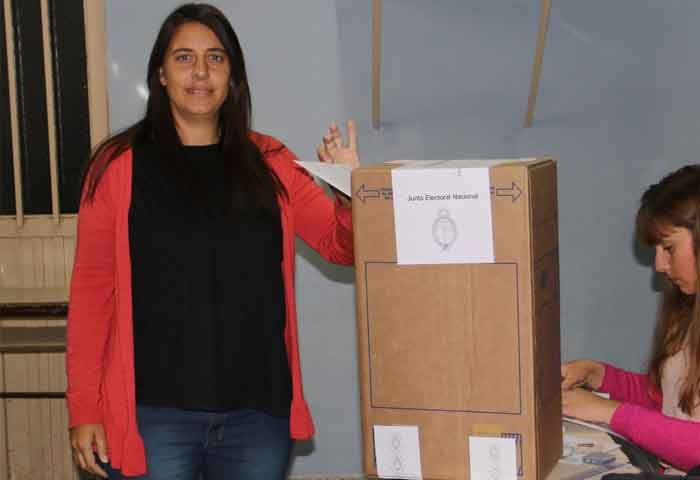 Fernanda Colombo votó en Villa Diamante