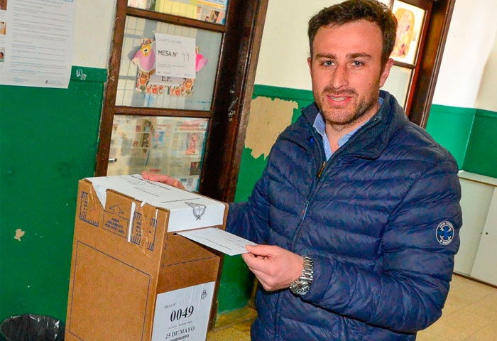 Hernán Ralinqueo votó en la Escuela 5