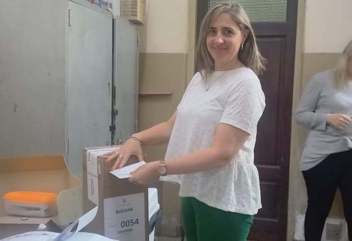 Karina Otano votó en la Escuela N° 9