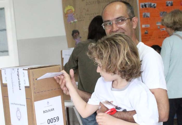 Marcos Pisano votó en la Escuela N° 501