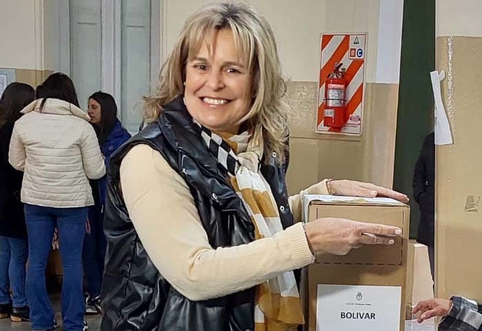 Marichu Goyechea votó en la Escuela N° 1