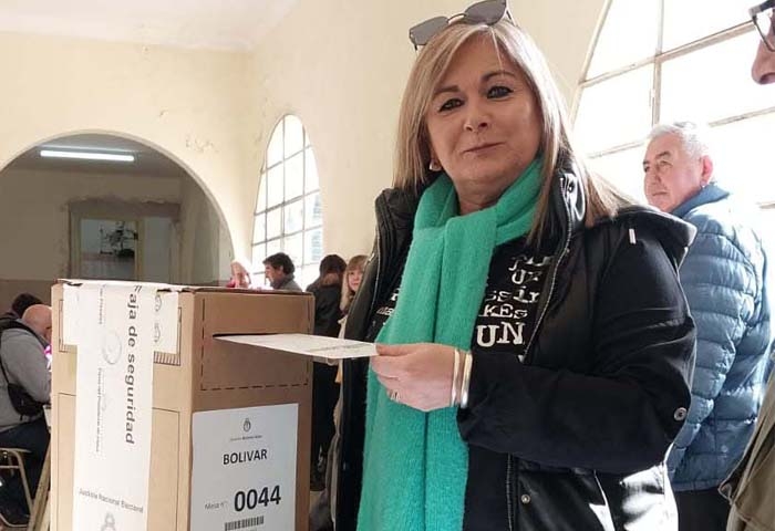 Mariela Luengo votó en la Escuela N° 2