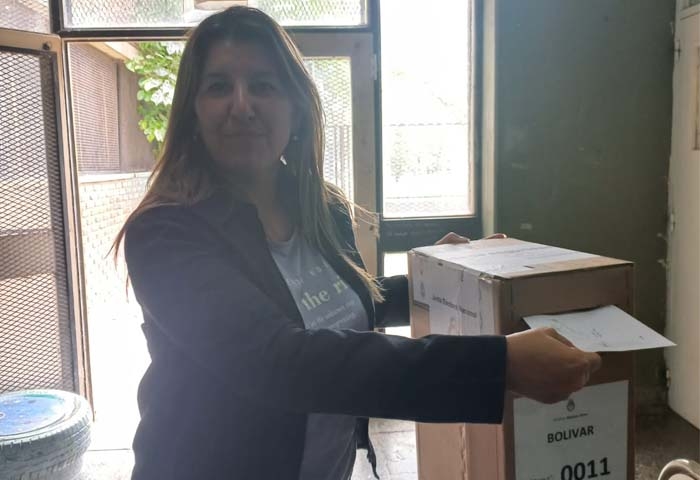 Marina Bobbio votó en el Colegio Nacional
