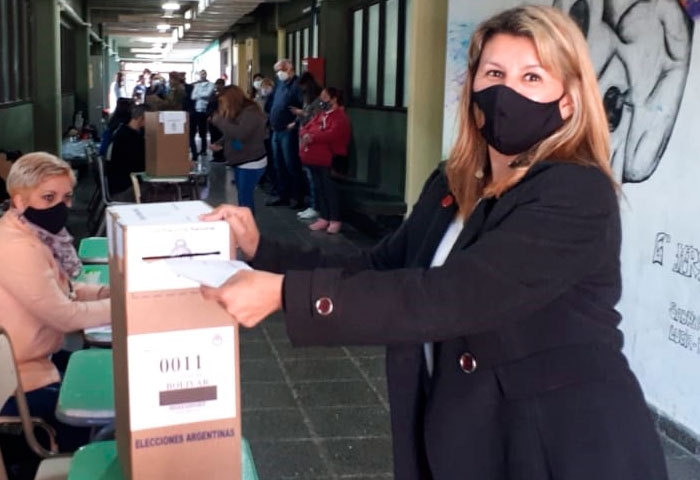 Marina Bobbio votó en el ex Colegio Nacional
