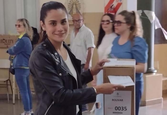 Mercedes González votó en la Escuela N° 1