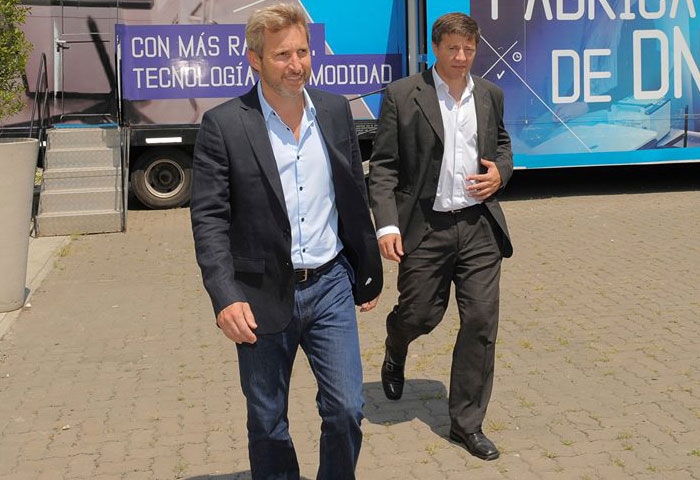 Morán se mostró con Frigerio en los camión DNI