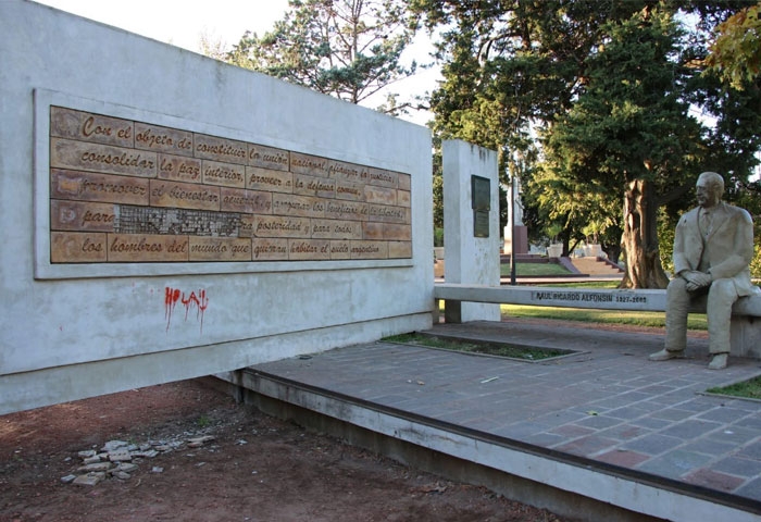Nuevo ataque al monumento a Alfonsín