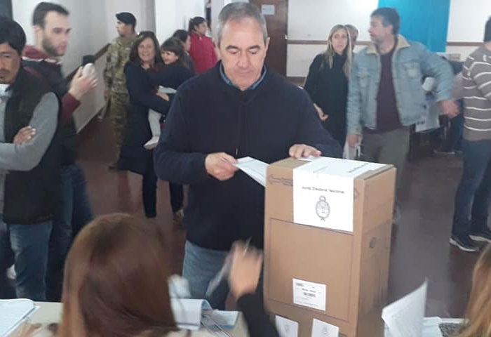 Oliver votó en la Escuela 1