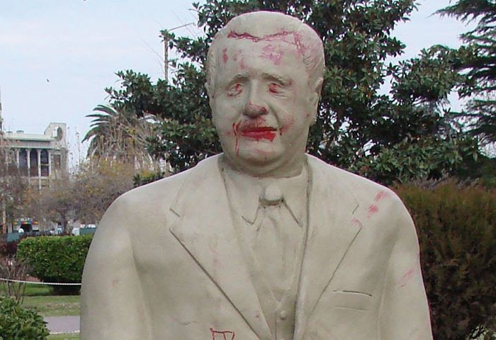 Otro atentado al monumento a Alfonsín