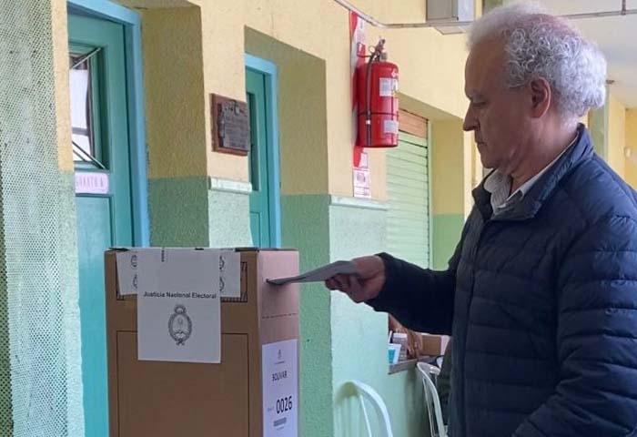 Pablo Fabris votó en la Escuela N° 6