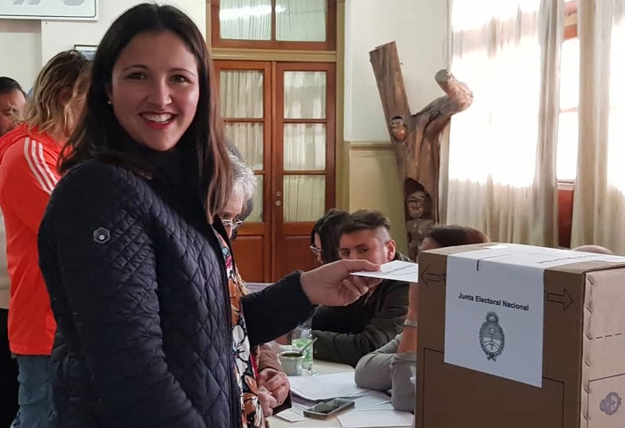 Patricia Oroz votó en la Escuela 9