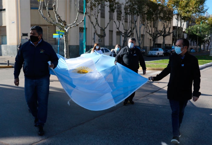 Pisano izó la Bandera en el mástil central