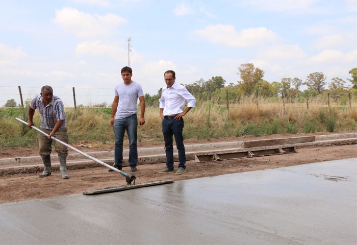 Pisano recorrió la obra de pavimento en Pirovano