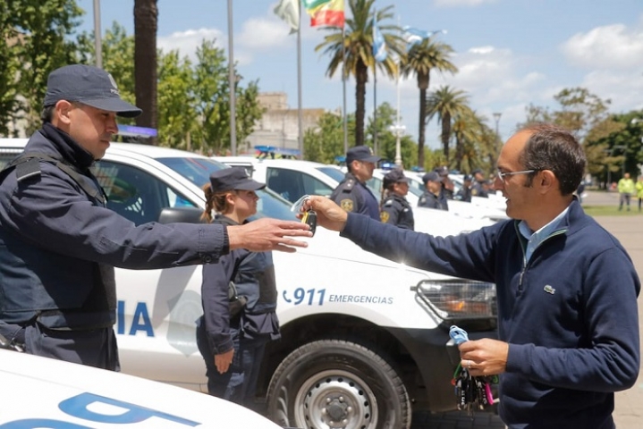 Pisano y Berni entregaron 8 móviles a la Policía