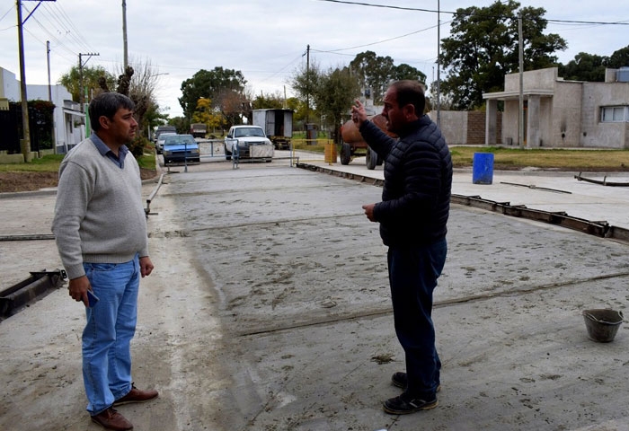 Pugnaloni continúa pavimentando barrios