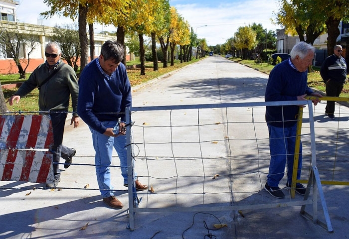 Pugnaloni inauguró otra cuadra de pavimento