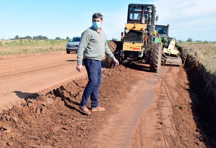 Pugnaloni mejora el camino que lleva a Bolívar