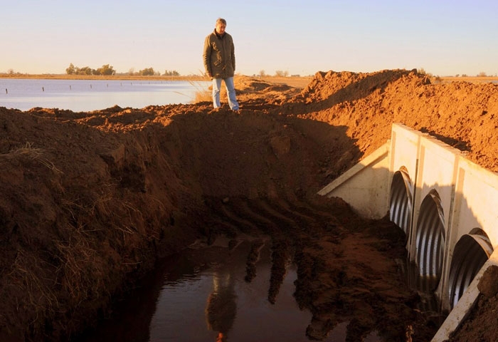 Pugnaloni visitó la obra del camino de Transener