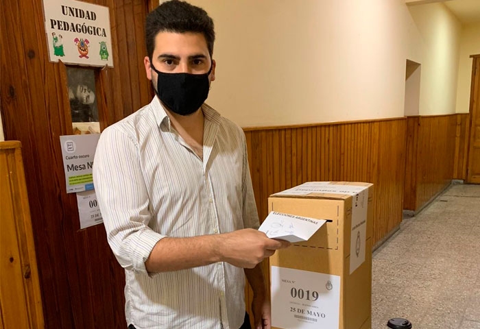 Ramiro Egüén votó en el Colegio San José