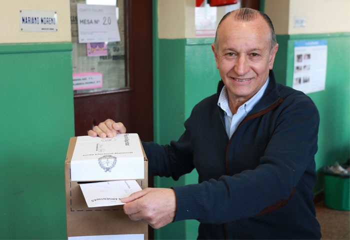 Ricardo Criado votó en la Escuela 6