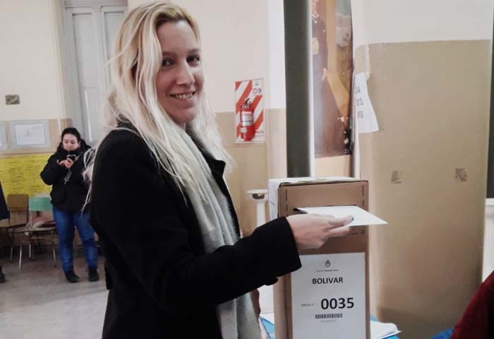 Rocío González vota en la Escuela N° 1
