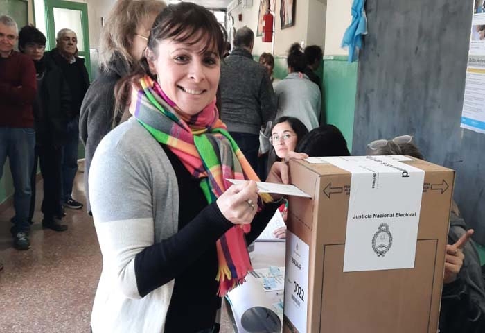 Sabrina Davico votó en la Escuela N° 6