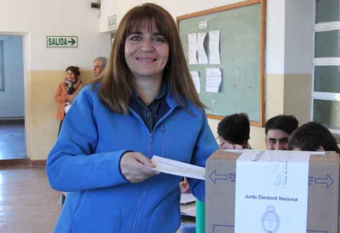 Sandra Santos votó en el Cervantes