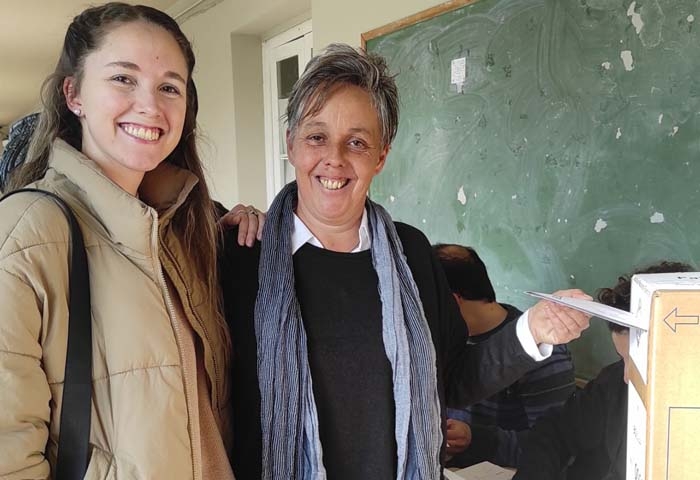 Verónica Ruiz votó en el Colegio Cervantes